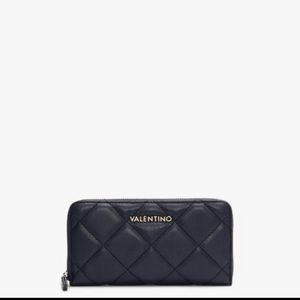 - Navy zipped Valentino quilted wallet
